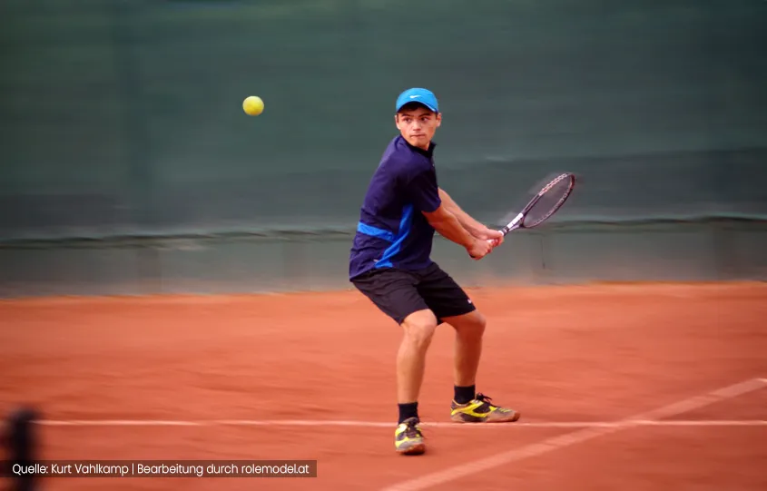 Clemens Mayer, Gründer von guterzweck.net, auf dem Tennisplatz.