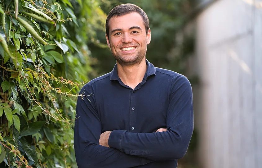 Clemens Mayer, Gründer von guterzweck.net, im Grünen.