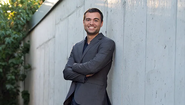 Clemens Mayer von guterzweck.net lehnt an einer Wand und sieht in die Kamera.