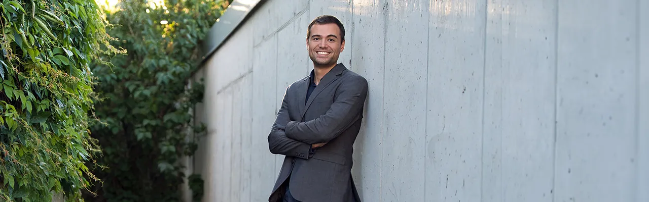 Clemens Mayer von guterzweck.net lehnt an einer Wand und sieht in die Kamera.