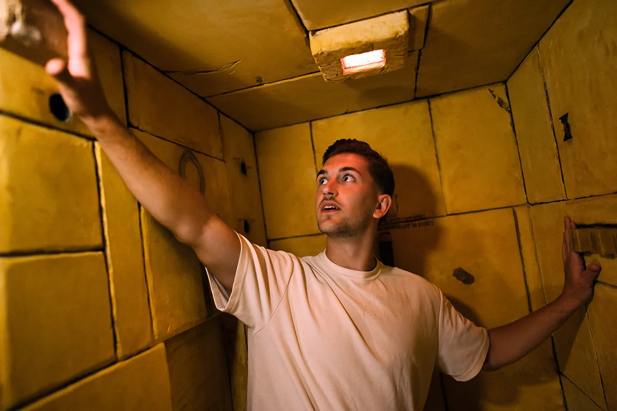 Ein junger Mann ist in einem Sargopharg gefangen und versucht auszubrechen.