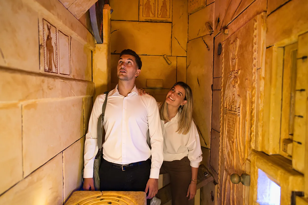 Ein junges Pärchen versucht ein Rätsel zu lösen. Die beiden sind gefangen in einem Sargopharg.