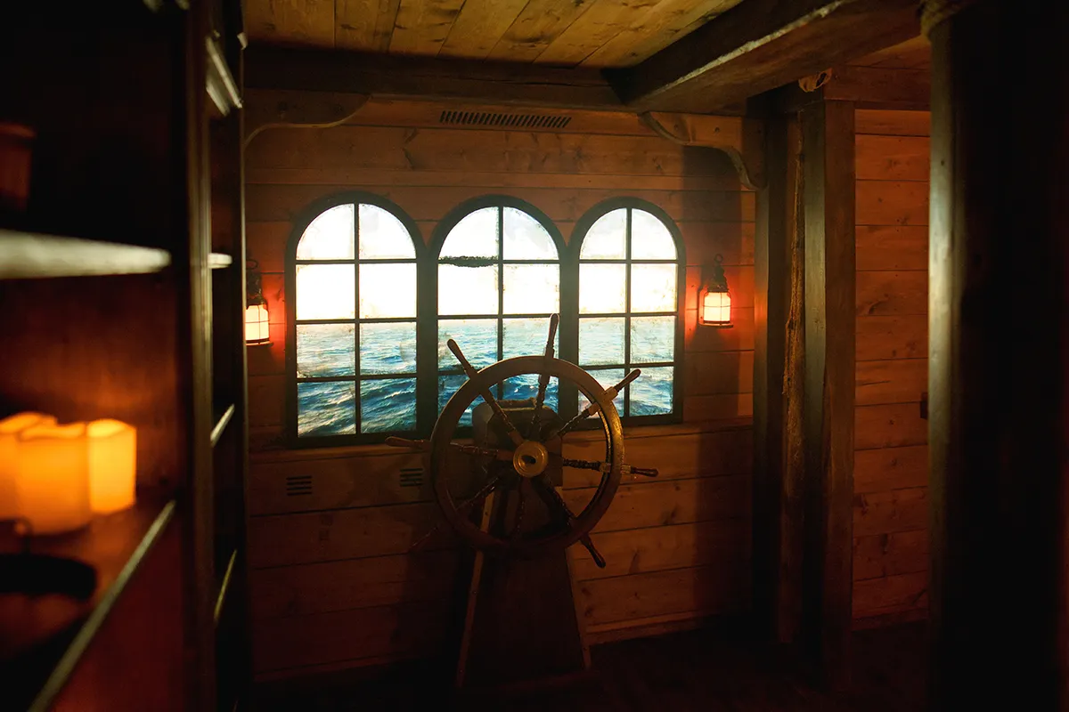 Das Bild zeigt den Kommandoraum eines alten Schiffes.